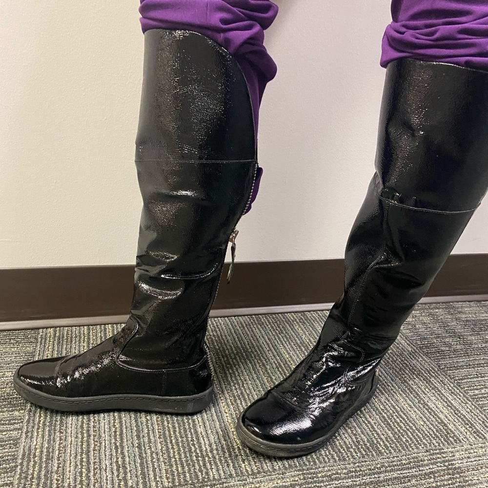 Michael Kors boots size 7 1/2  but I wear seven and it fits me perfectly